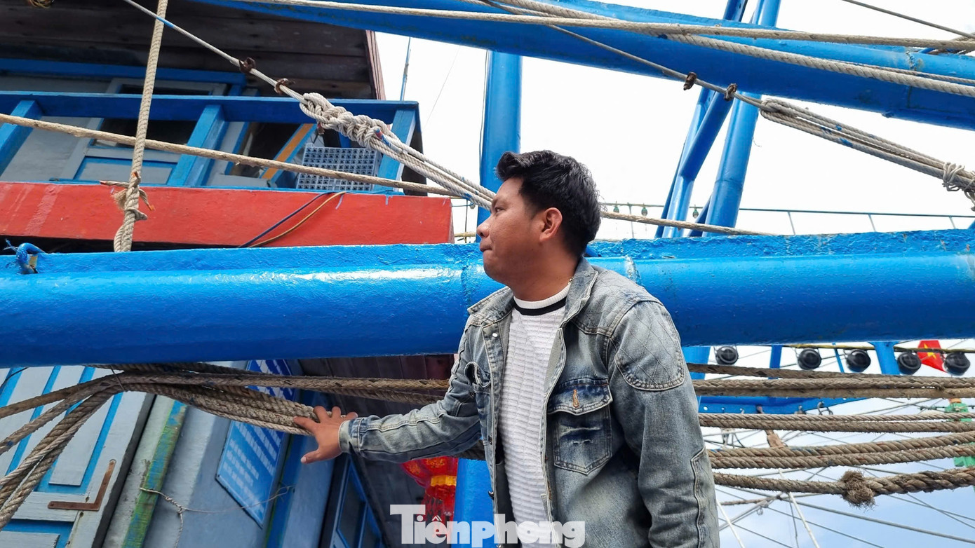 Giá xăng dầu tăng sốc, ngư dân như ngồi trên lửa.