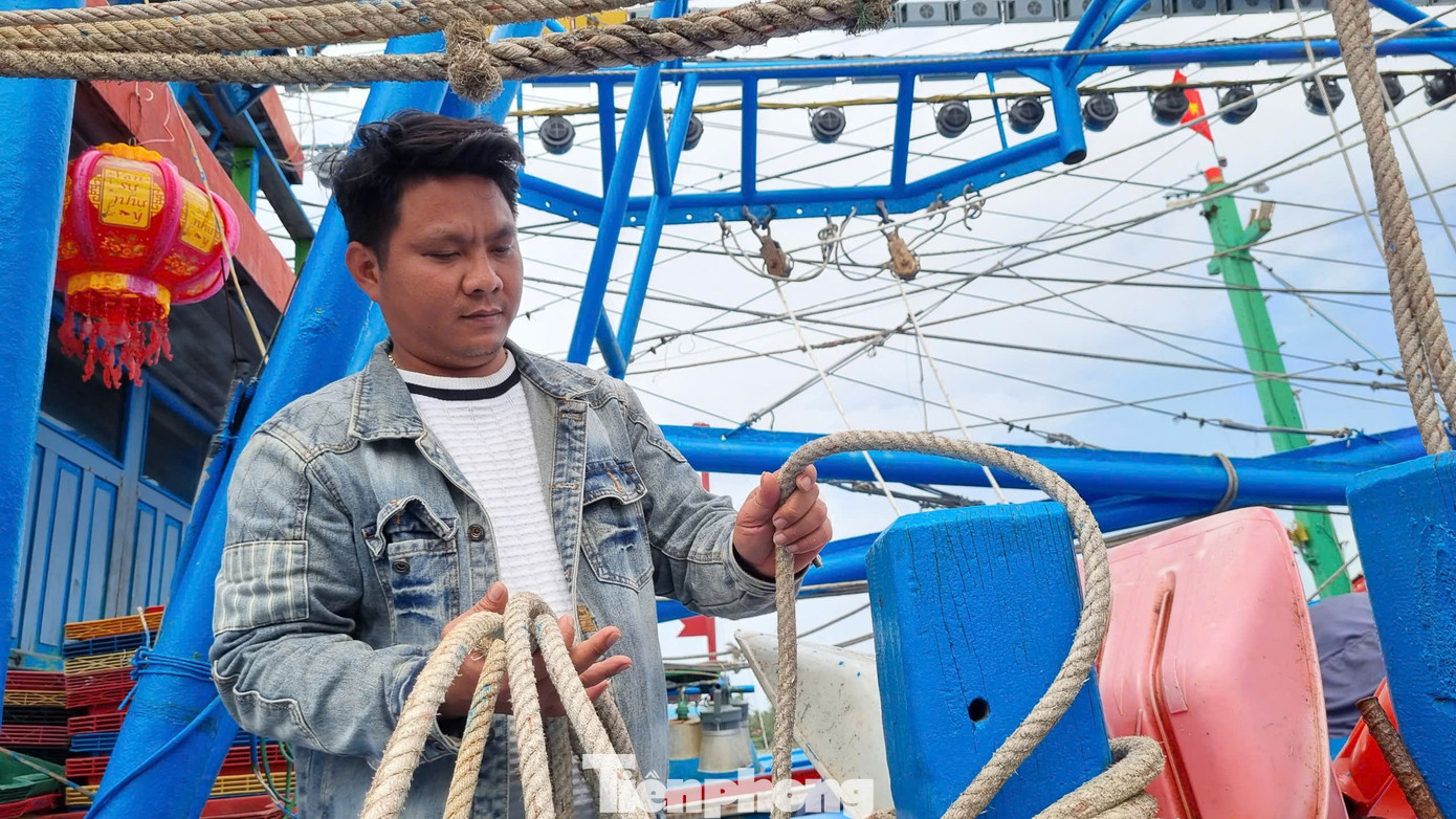 Phí nhiên liệu tăng cao khiến ngư dân cân não trước mỗi chuyến biển.