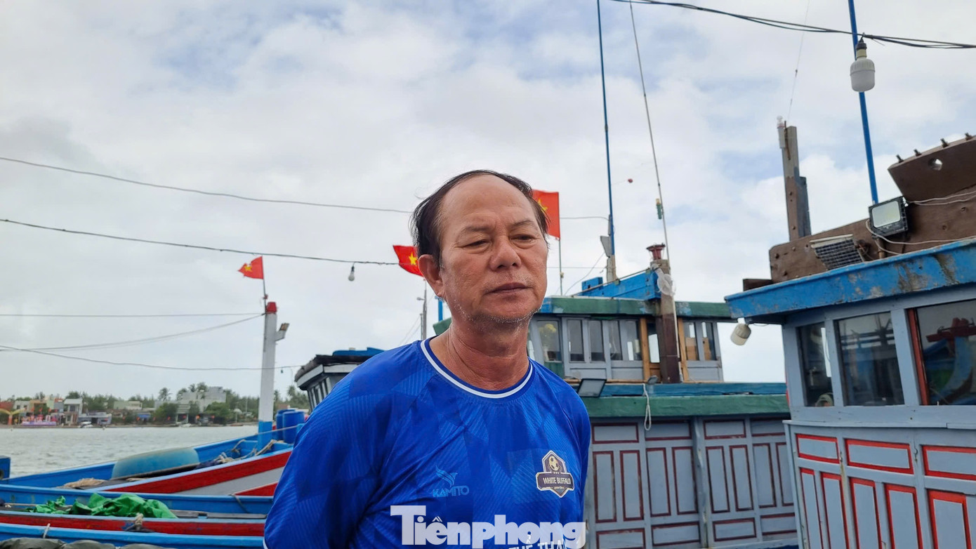 Ông Trần Quốc Dũng lo rằng nếu giá xăng dầu cứ đà này thì khả năng phải cho tàu nằm bờ.