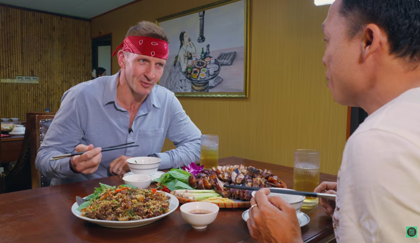 Vị khách Tây cùng bạn thưởng thức món ăn từ thịt dúi ở Hà Nội