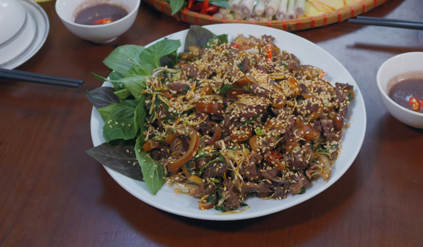 Khách Tây thử món thịt chuột amp;#34;khổng lồamp;#34; ở Hà Nội, khen ngon nhất từng ăn - 4