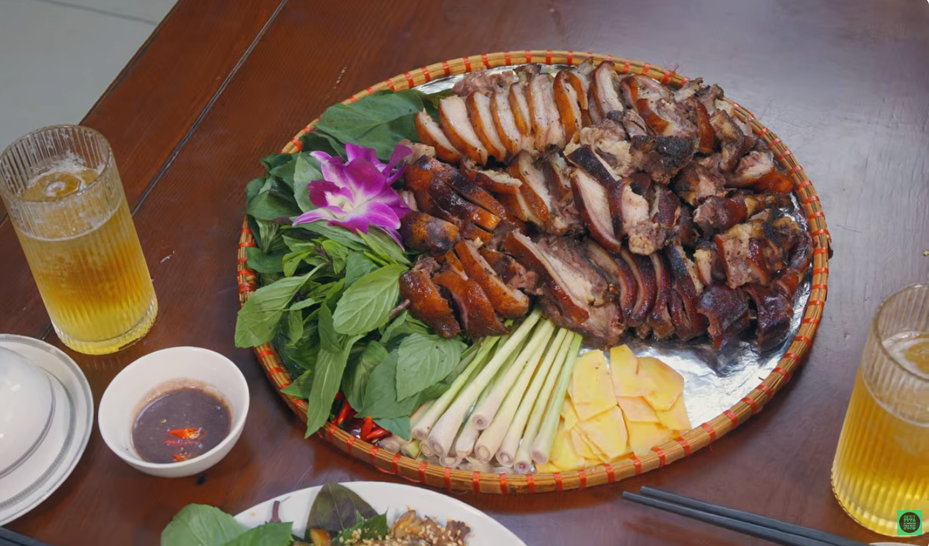 Món thịt dúi xào sả ớt (trái) và thịt dúi nướng (phải)