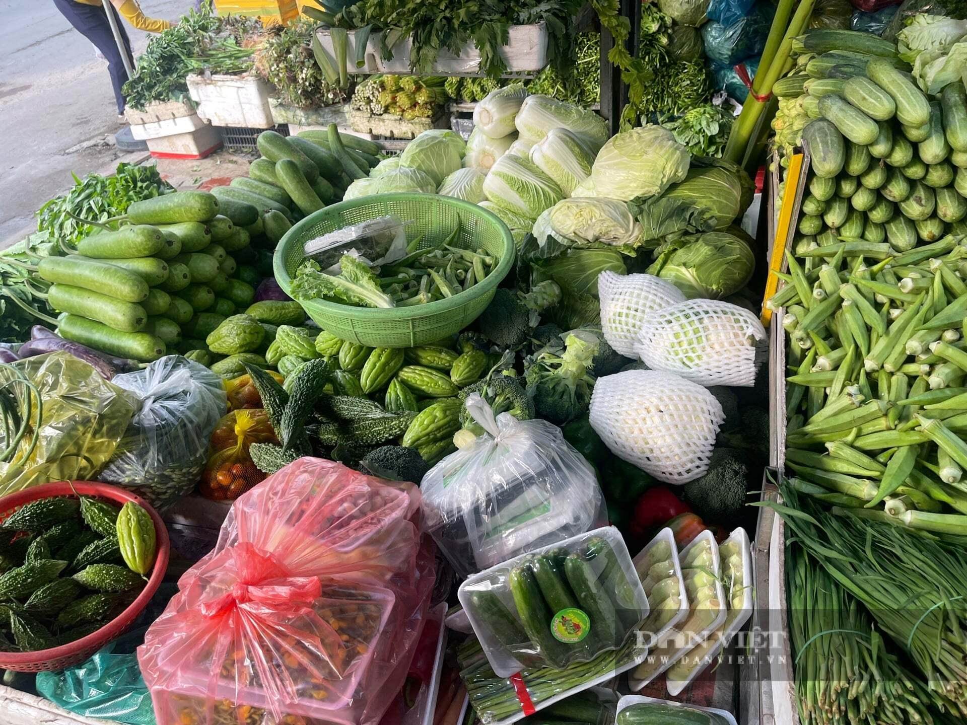 Thị trường rau củ TP.HCM ngày 11/3: Bão giá quét qua sạp rau, bông cải ...