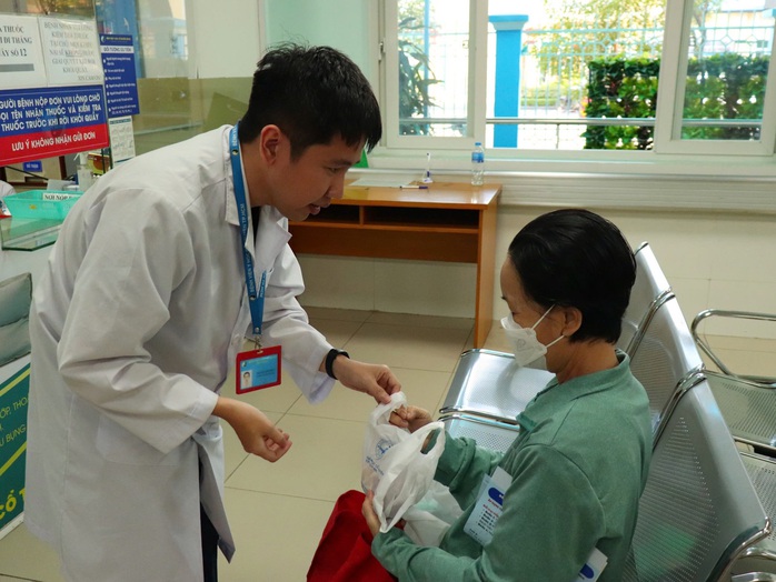 Người dân TPHCM khám chữa bệnh bằng BHYT