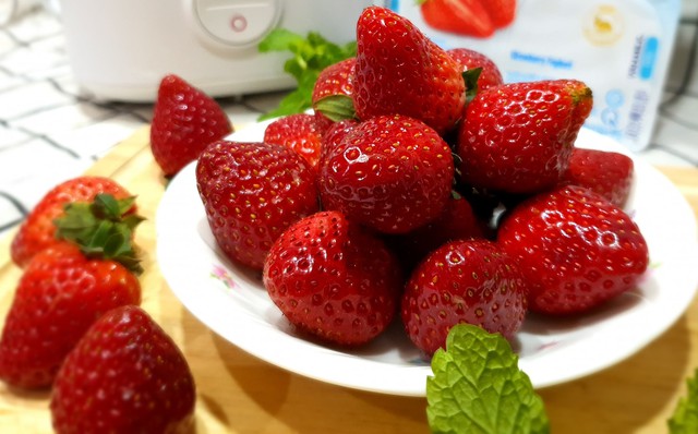 Dâu tây có nhiều lợi ích cho sức khỏe. Hiện dâu tây được trồng nhiều ở nước ta, là một trong những quả đặc sản ở tỉnh Sơn La.