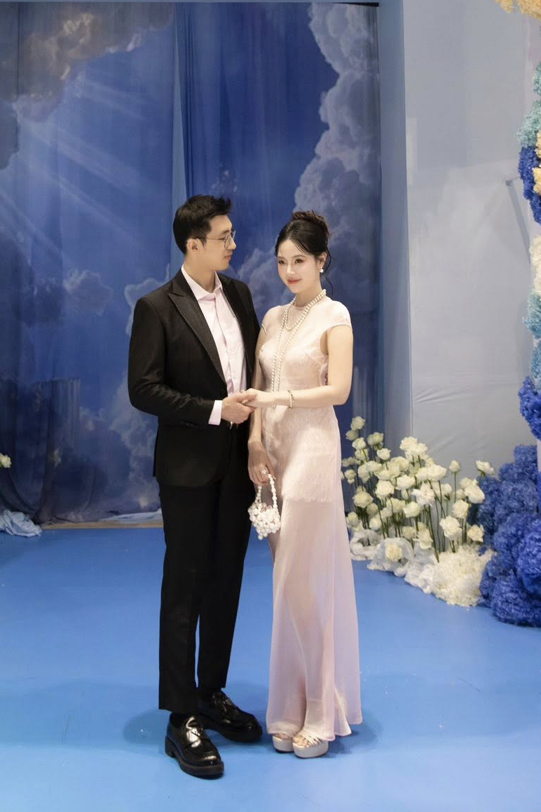 Hôm 10/3, Midu khoe ảnh đi ăn cưới một người bạn. Cô và ông xã Minh Đạt chọn trang phục mỗi người một kiểu dáng, nhưng tạo sự kết nối thông qua màu sắc trang phục.