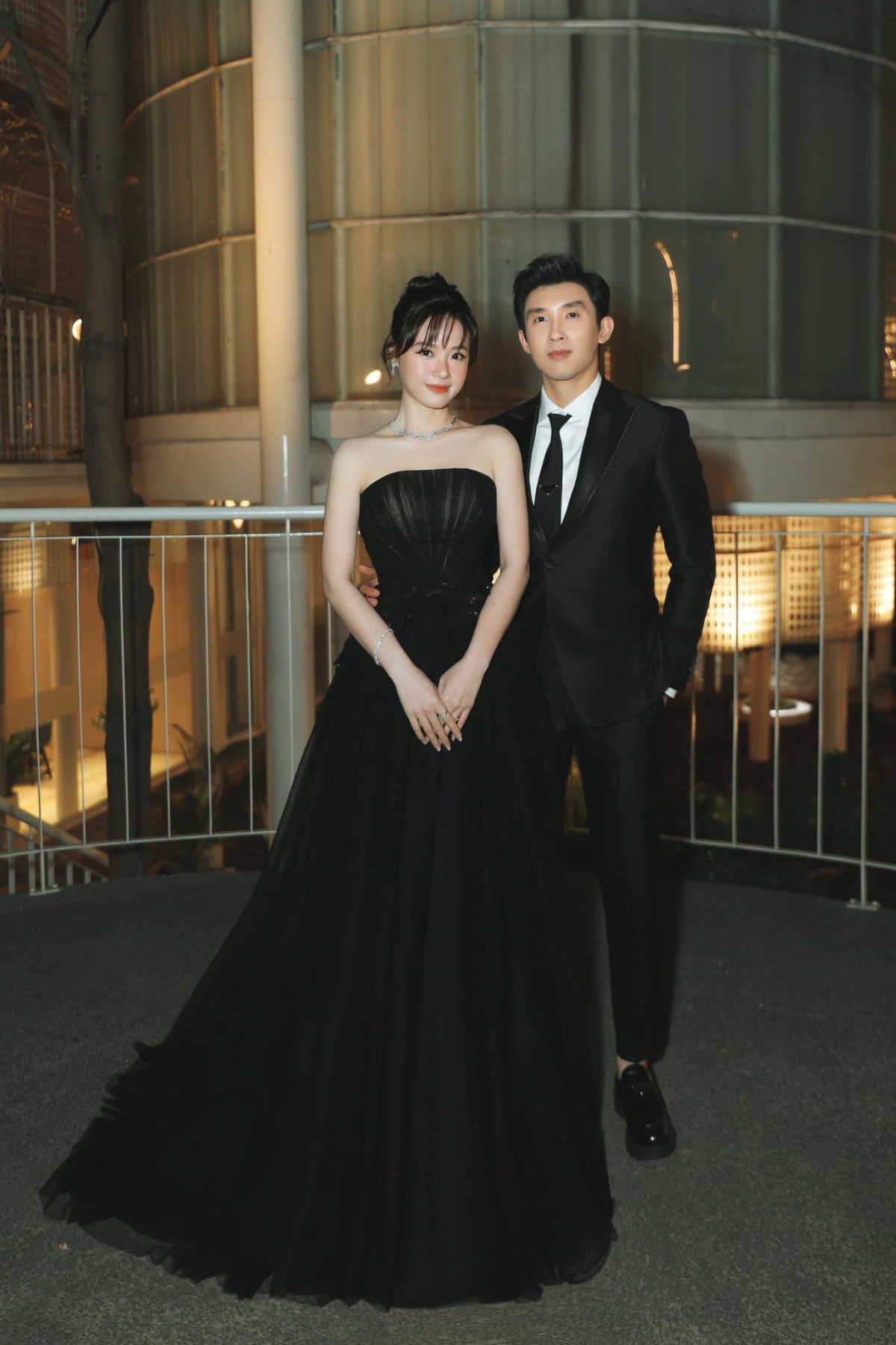 Sau hơn một năm kết hôn, Midu và Minh Đạt tận hưởng hôn nhân mật ngọt. Họ thường sánh đôi ở các sự kiện với diện mạo ton sur ton. Bên cạnh vợ, doanh nhân Minh Đạt luôn chọn trang phục bảnh bao, ăn rơ về màu sắc.