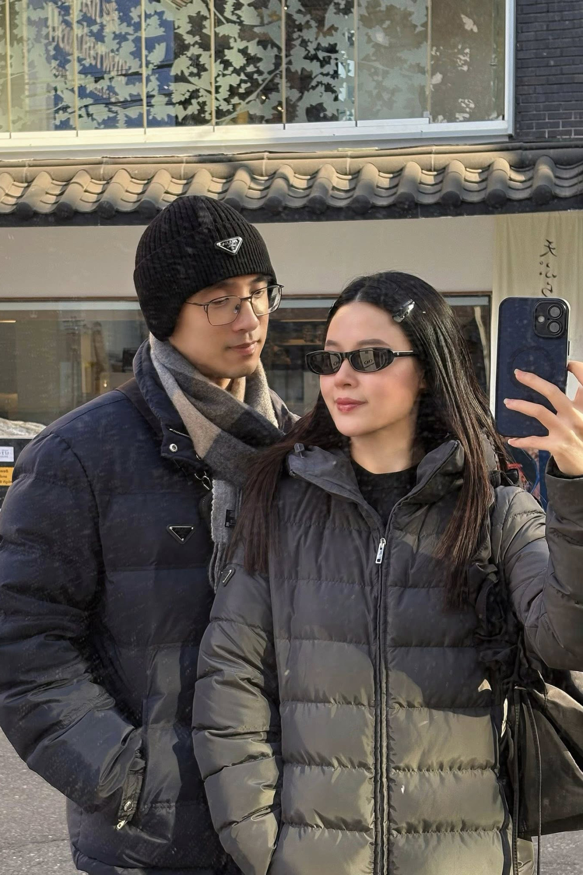 Trong những chuyến du lịch, cặp sao cũng thể hiện sự gắn bó khăng khít qua trang phục tương đồng.