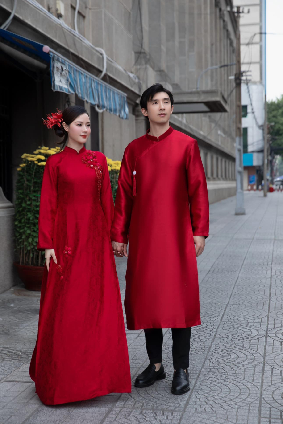 Mỗi dịp năm mới, Midu và Minh Đạt thường xuyên diện áo dài đôi để chụp hình kỷ niệm khi xuống phố.