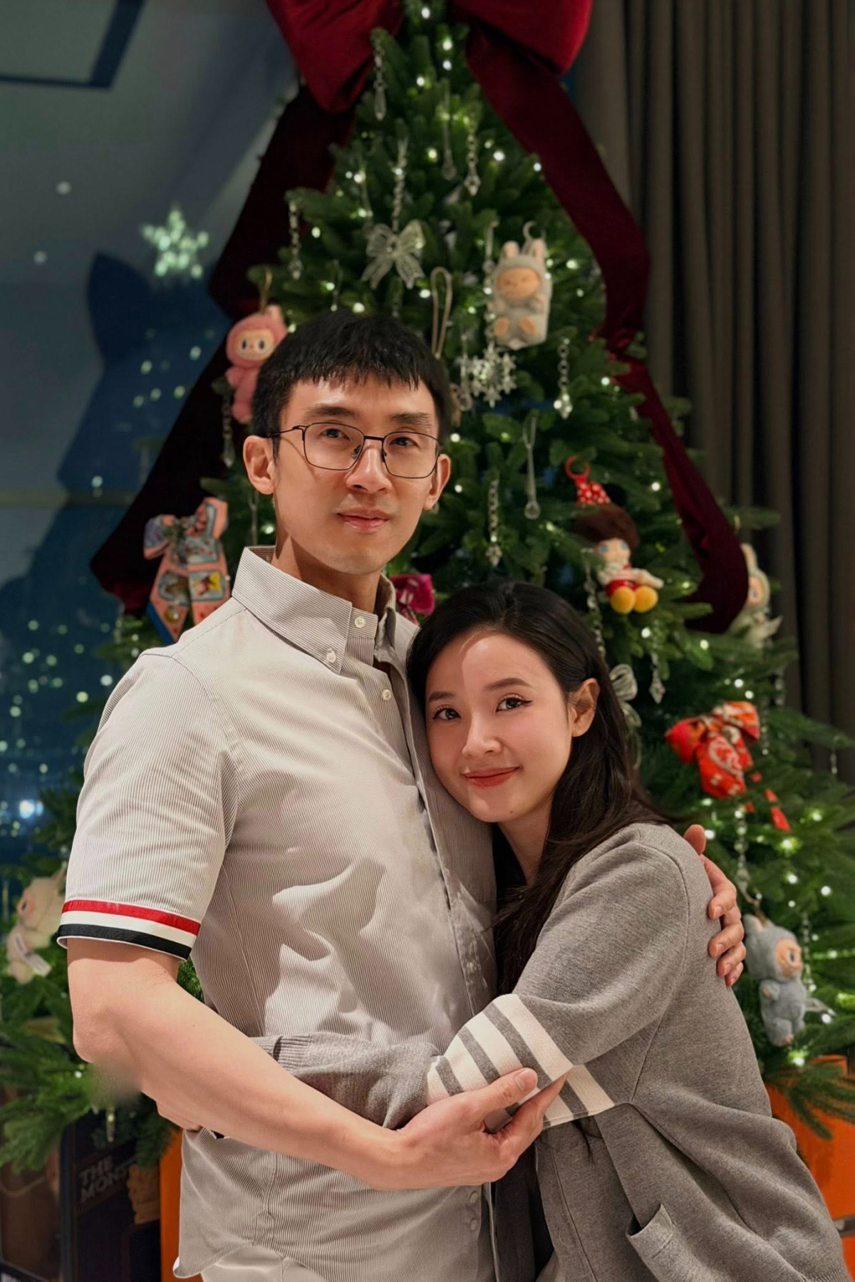 Midu - Minh Đạt cùng mặc đồ kẻ sọc đặc trưng của thương hiệu Thom Browne. Đây cũng là một trong những brand xa xỉ yêu thích của cả hai từ khi về chung nhà.