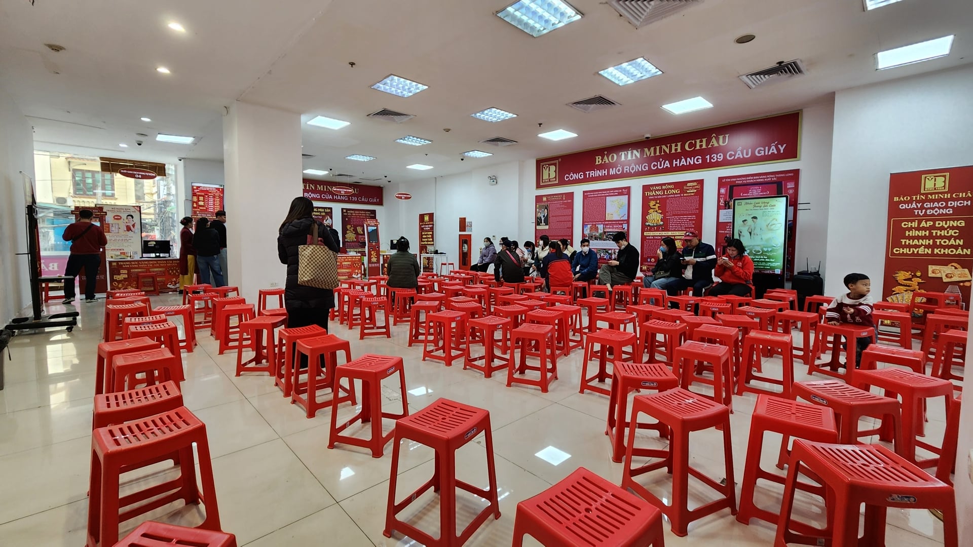 Cửa hàng Bảo Tín Minh Châu (139 Cầu Giấy, Hà Nội) vắng vẻ hơn thường ngày và khách mua cũng không phải xếp hàng quá lâu trong ngày 11/3. Ảnh: Thái Nguyễn