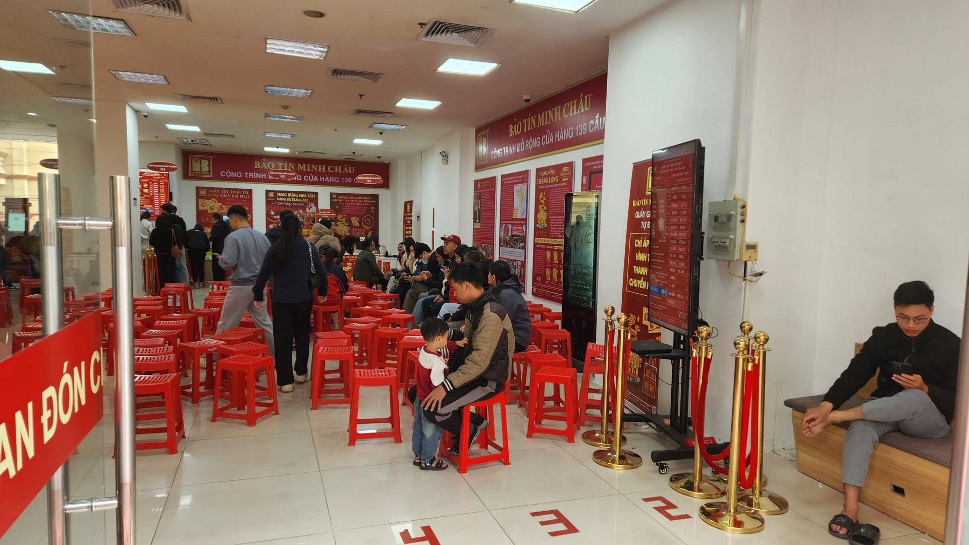 Khách hàng muốn nhận ngay sản phẩm chỉ được mua dưới 4 chỉ vàng/người. Ảnh: Thái Nguyễn