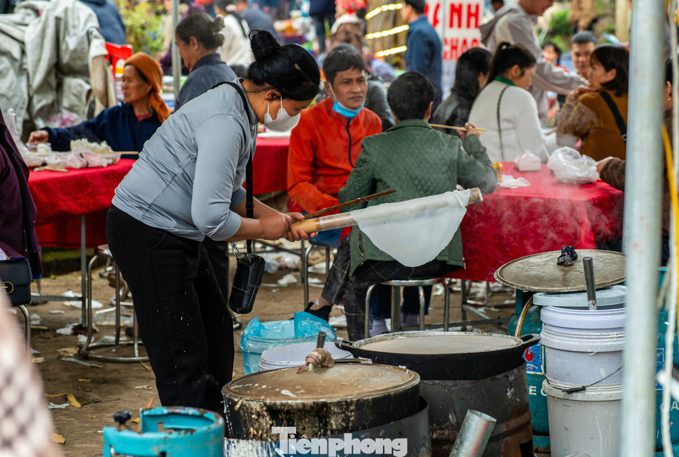 Để làm món bánh gật gù ngon đòi hỏi quá trình chế biến kỳ công, khéo léo. Dù bề ngoài bánh gật gù khá giống bánh phở, bánh cuốn nhưng cách làm độc đáo hơn. Cụ thể, trong quá trình nghiền bột, người dân thường cho thêm cơm nguội vào cùng. Cách làm này giúp bánh khi tráng có độ phồng, xốp và dẻo mịn.