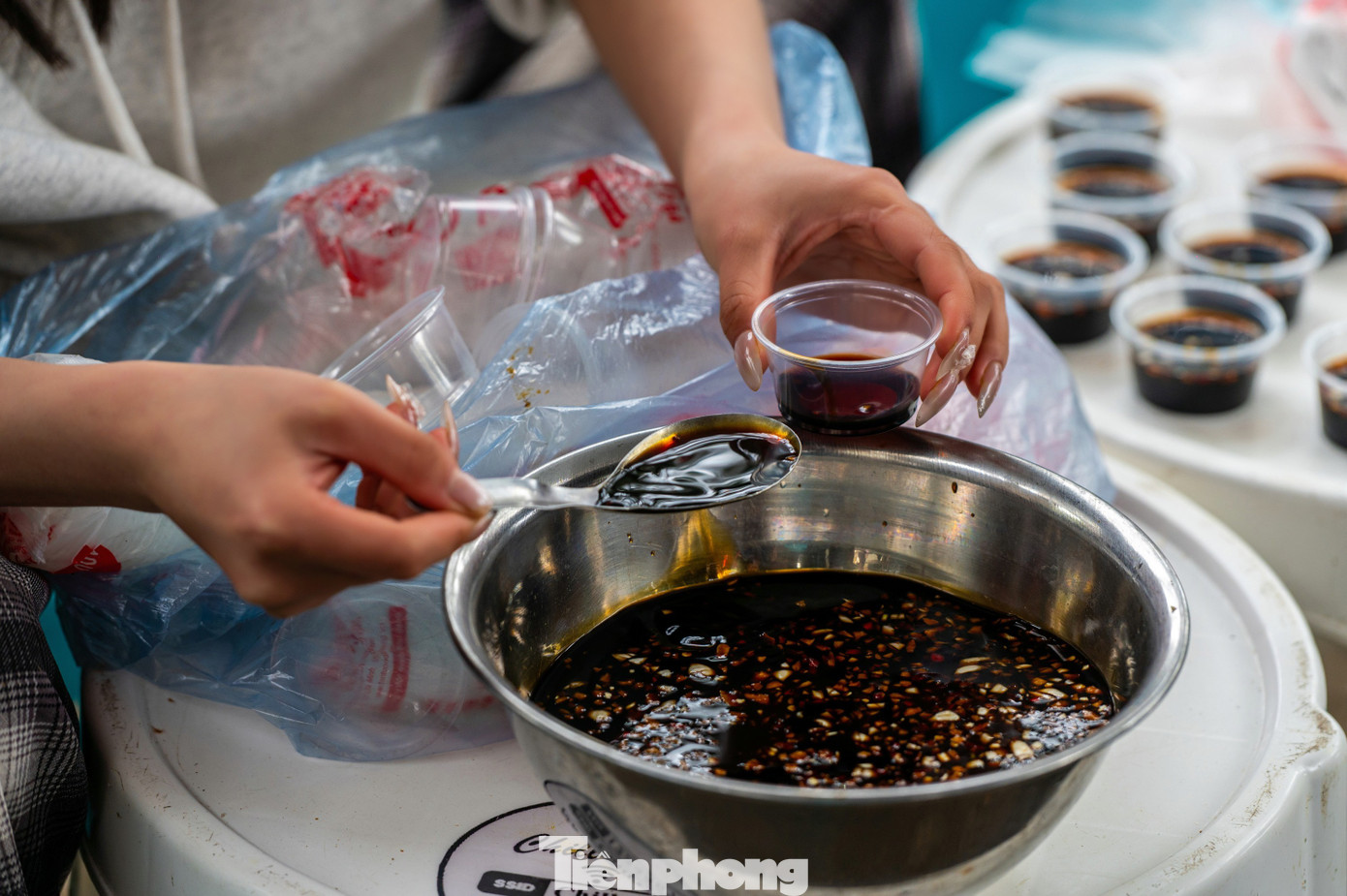 Ngoài quá trình chế biến kỳ công, bí quyết làm bánh gật gù ngon còn phụ thuộc vào nước chấm thần thánh. Mặc dù nước chấm làm nên đặc sản bánh gật gù khá đa dạng, tùy theo khẩu vị các vùng nhưng chủ yếu vẫn là nước mắm chưng với mỡ gà. Người dân cho thêm hành phi, tỏi và thịt băm để nước chấm đậm đà và ngon hơn.