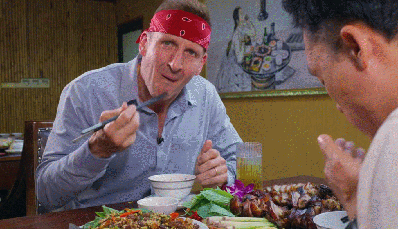 Vị khách Tây bất ngờ trước hương vị của thịt dúi, khen là món thịt chuột ngon nhất từng ăn