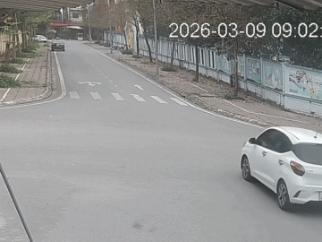 Clip: Xe 7 chỗ đâm ngang hông, húc văng ô tô con ở ngã tư