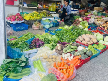 Thị trường rau củ TP.HCM ngày 11/3: "Bão giá" quét qua sạp rau, bông cải xanh tăng giá gấp đôi