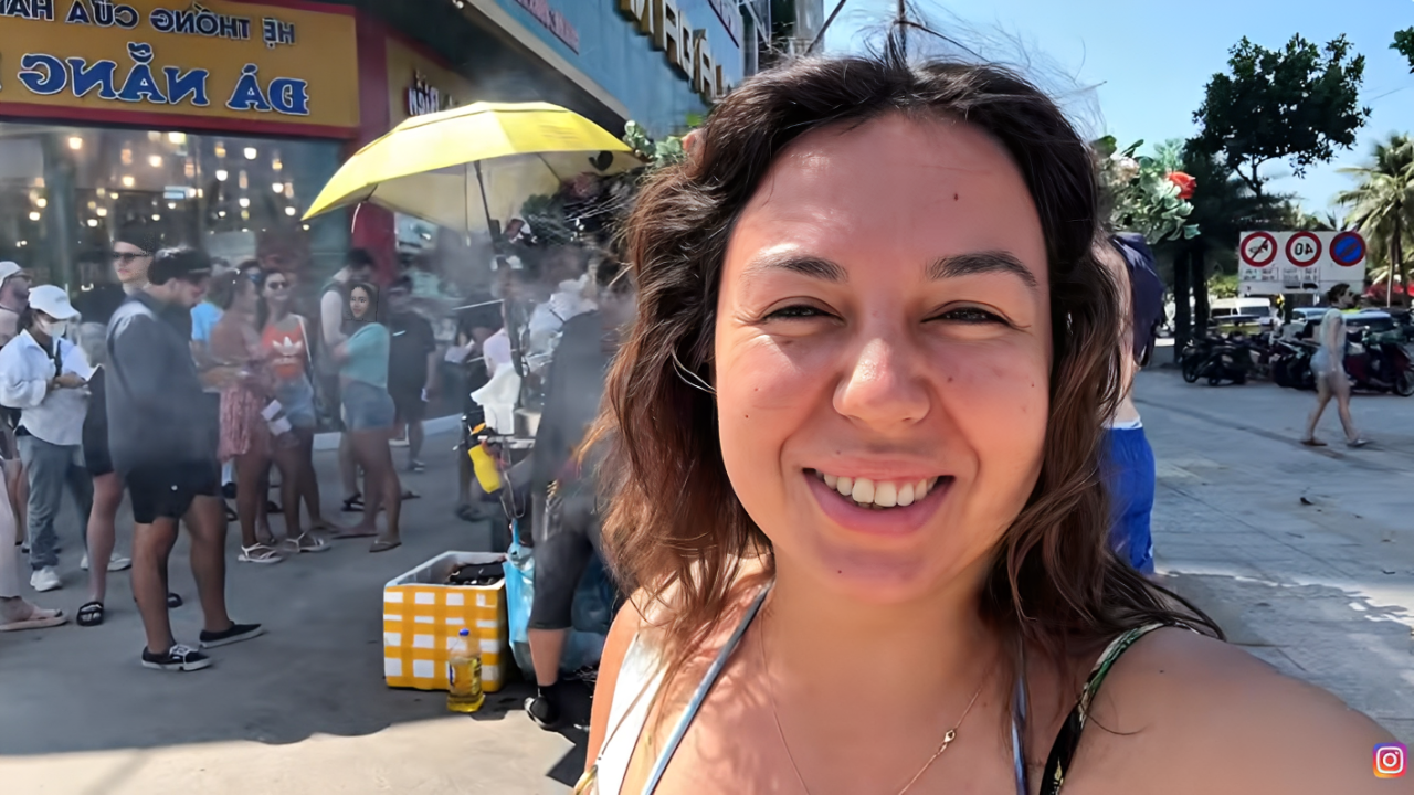 Mira và nhiều du khách nước ngoài xếp hàng chờ mua món bánh mì ở ngã ba đường Võ Nguyên Giáp - Đỗ Bá, gần bãi biển Mỹ An, Đà Nẵng