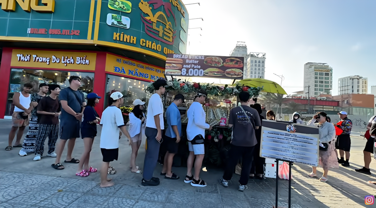 Khách Tây xếp hàng, chờ 40 phút mua bánh mì giá 70 nghìn ở vỉa hè Đà Nẵng - 1