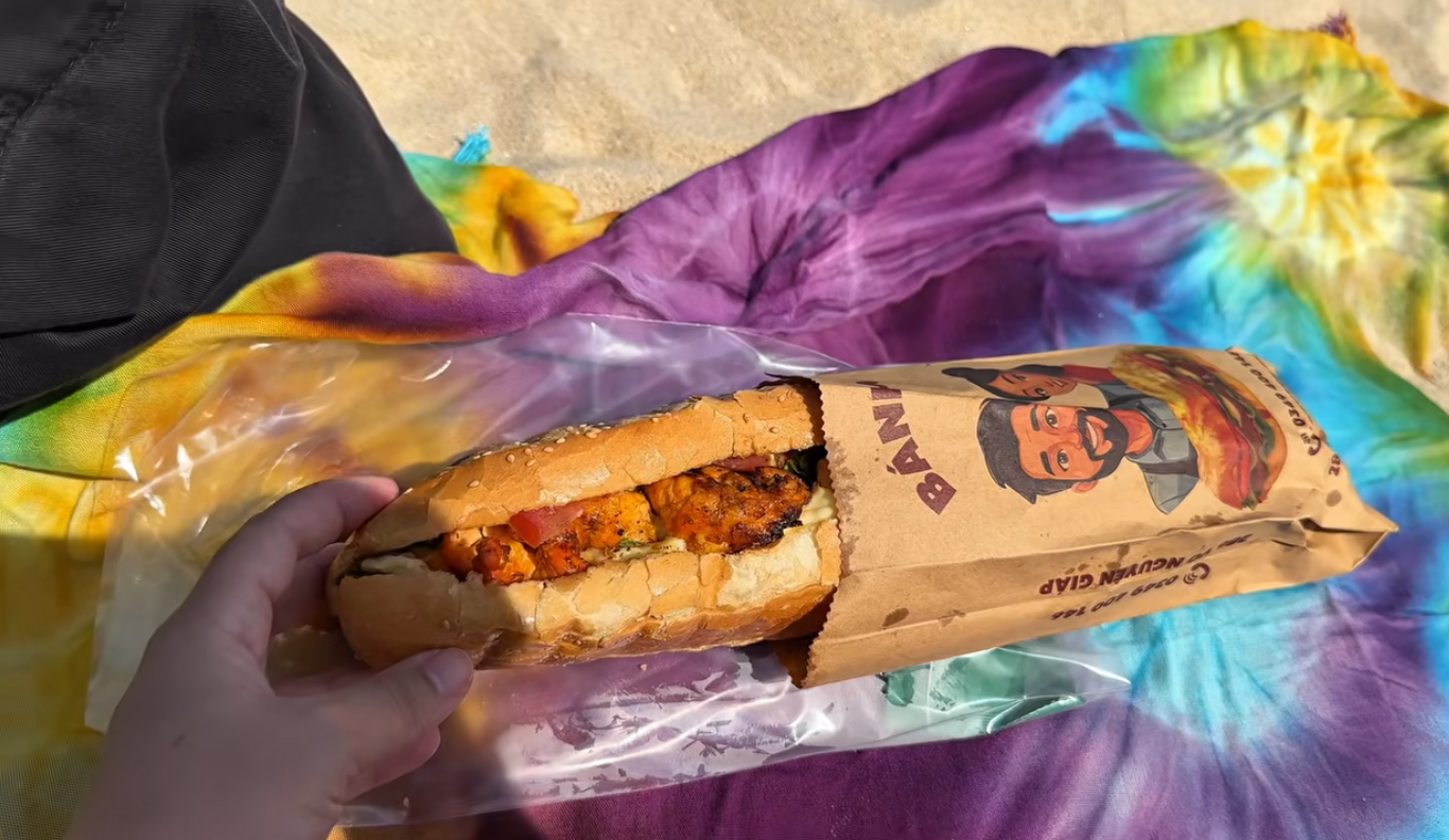 Chiếc bánh mì thơm ngon có giá 70.000 đồng được vị khách Tây nhận xét là xứng đáng chờ đợi để mua