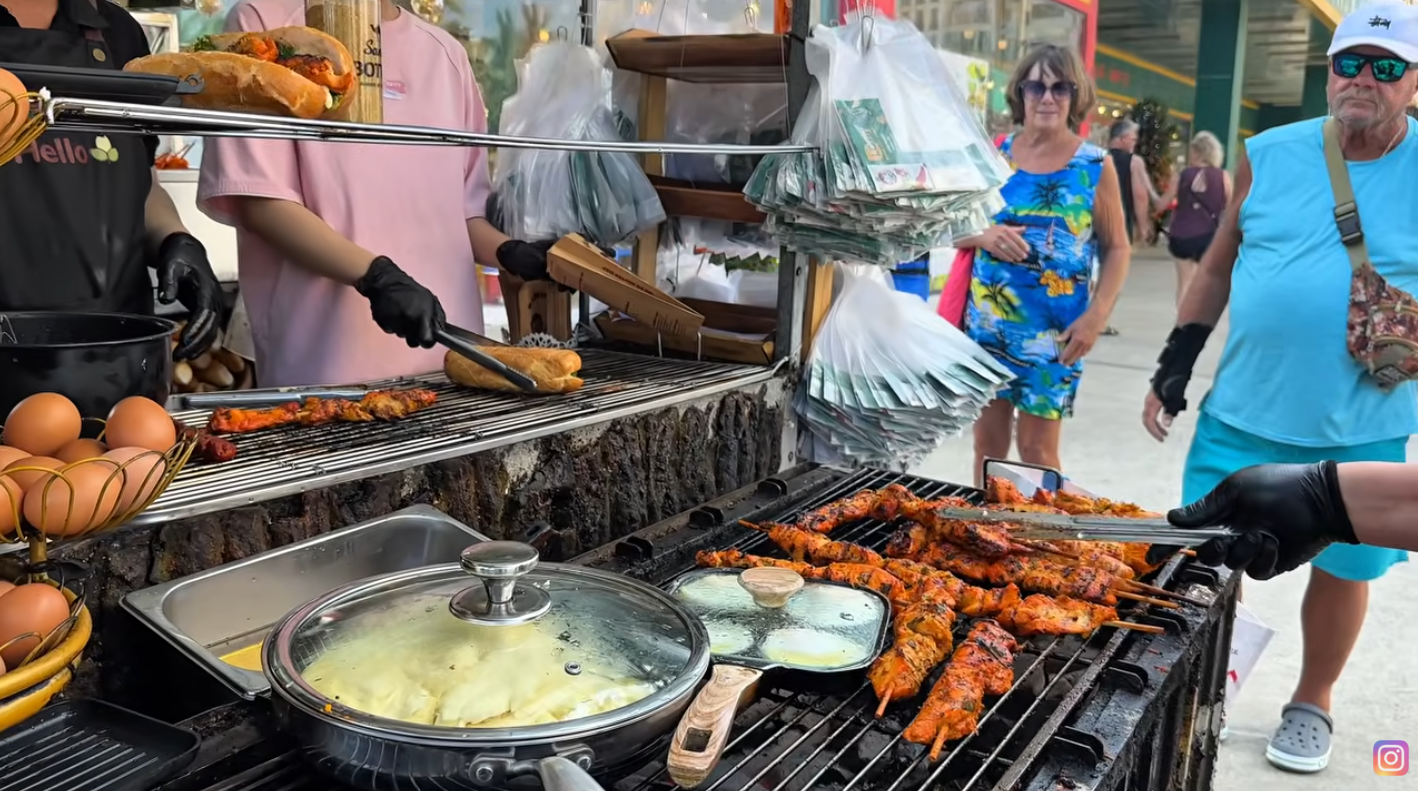 Tiệm bánh mì di động nổi tiếng với nhiều loại nhân lạ miệng, từ thịt xiên nướng đến tôm băm nhỏ, gà cắt miếng... 