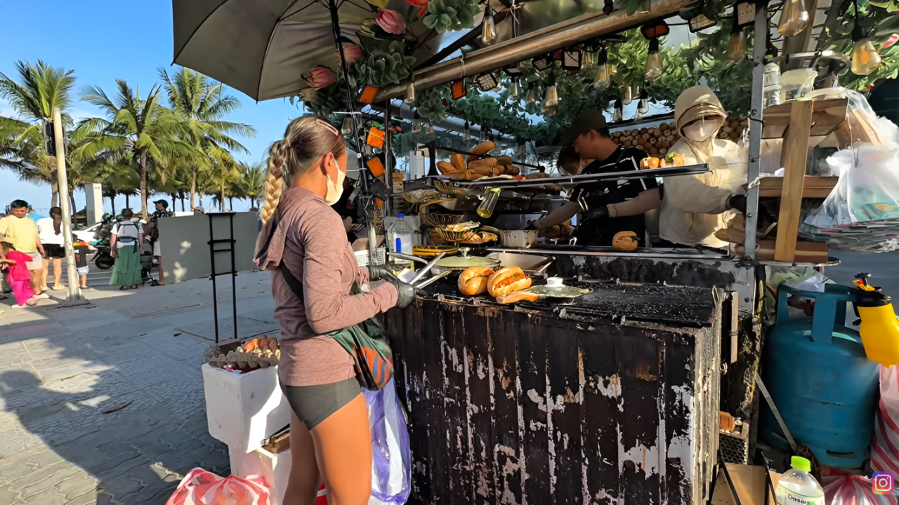 Khách Tây xếp hàng, chờ 40 phút mua bánh mì giá 70 nghìn ở vỉa hè Đà Nẵng - 3