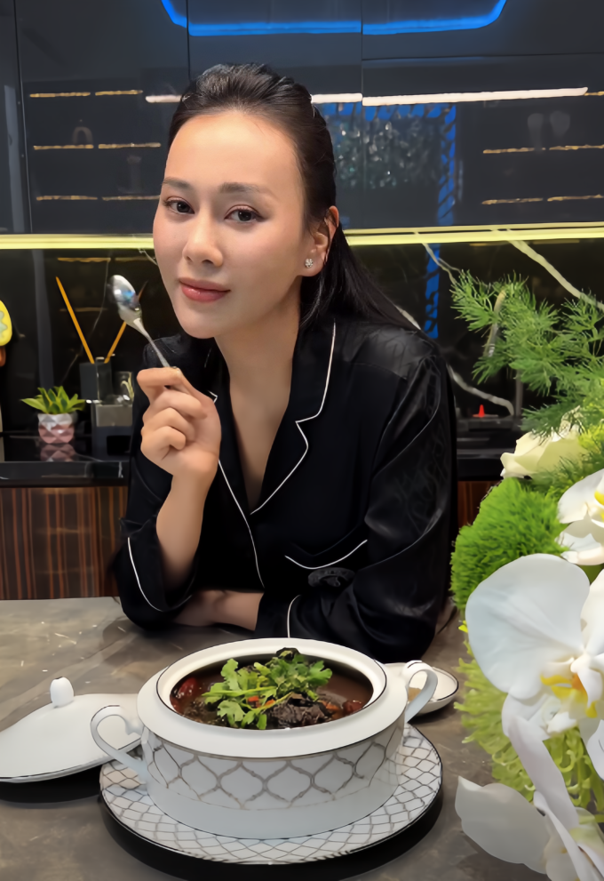 Diện mạo Phương Oanh trong vlog mới.