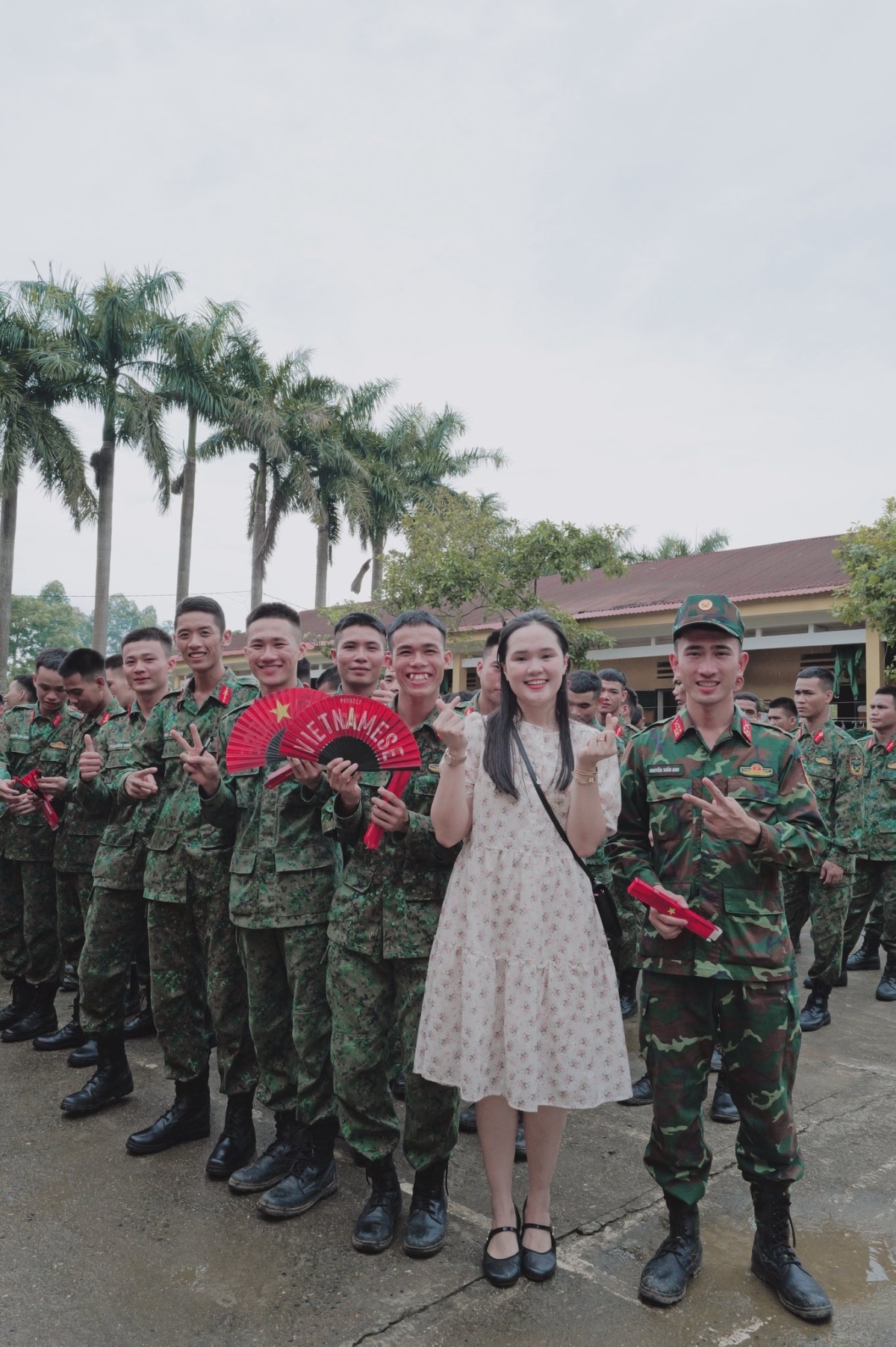 Quỳnh Anh tiếp thu những góp ý về cách phối đồ của khán giả, tuy nhiên bên cạnh đó cô cho rằng mỗi người có một phong cách riêng và nên mặc theo sở thích cá nhân.