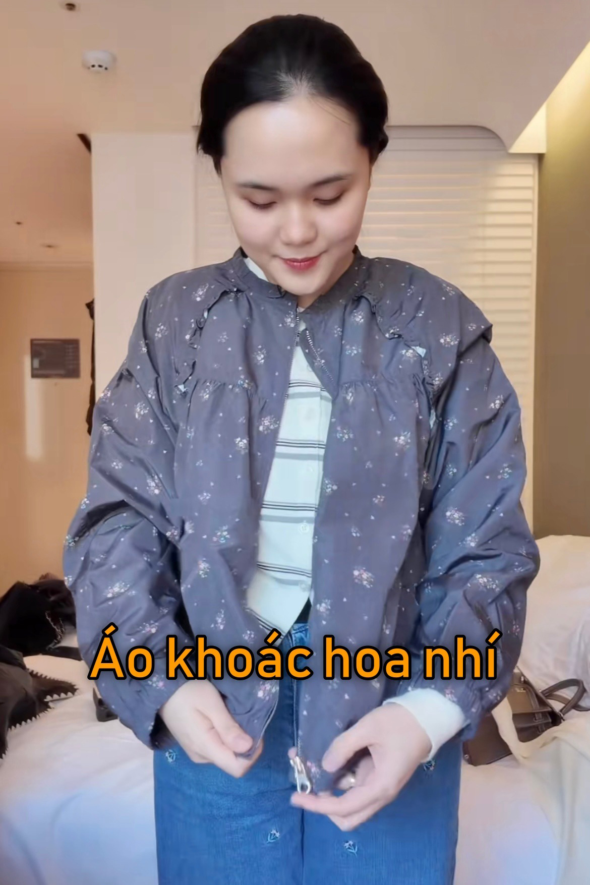 Quỳnh Anh khoe chiếc áo khoác hoa giá khoảng 5 triệu đồng được cô sắm trong một chuyến công tác Hàn Quốc.