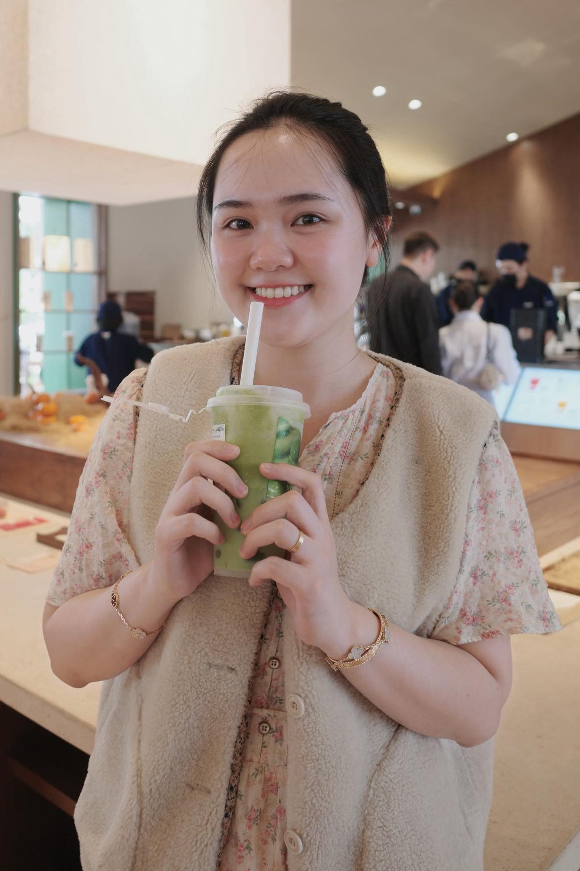 Quỳnh Anh khoe trang phục khi đi cà phê với đầm hoa nhí mix áo gilet bông, mang phong cách vintage kiểu Hàn Quốc. Bà xã cầu thủ Duy Mạnh tự nhận xét vẻ ngoài của mình là trông quê thật trước những bình luận trái chiều của khán giả về gu ăn mặc.