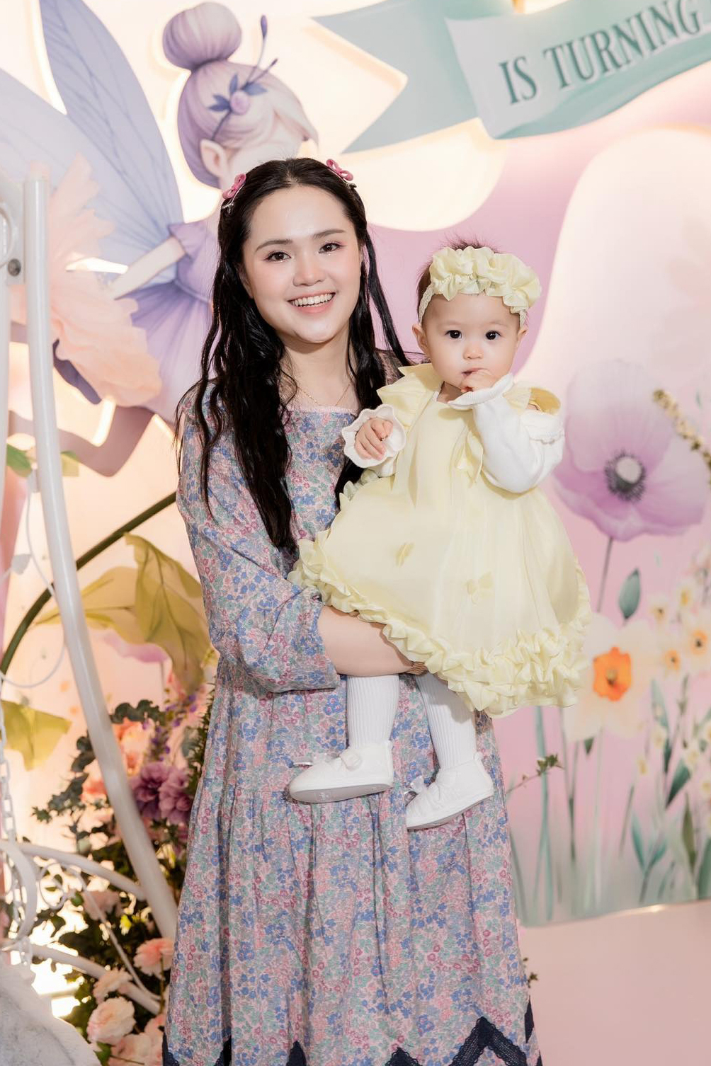 Trong buổi tiệc sinh nhật cháu gái, Quỳnh Anh giữ phong cách cổ điển đặc trưng với mẫu đầm hoa tông tím - hồng.