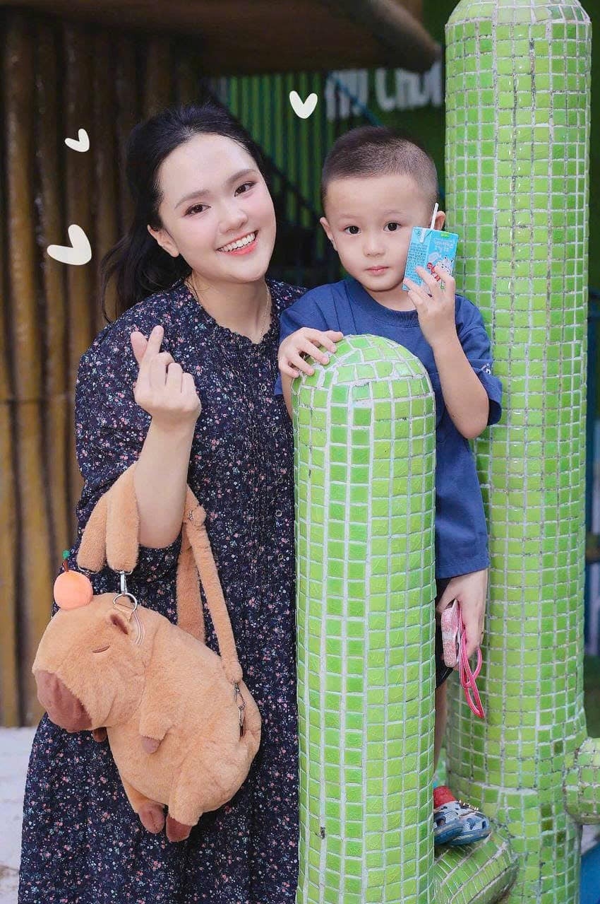 Những thiết kế này thường được bà xã Duy Mạnh sắm từ các local brand của Hàn Quốc, Nhật Bản với mức giá khoảng 3-10 triệu đồng mỗi chiếc.