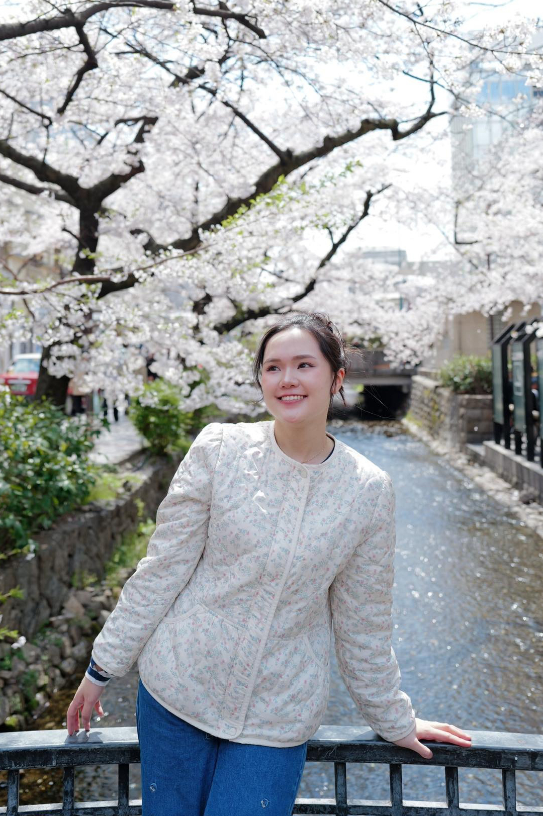 Ngoài đầm hoa, người đẹp 30 tuổi còn chuộng các kiểu áo khoác, áo sơ mi chung phong cách thôn nữ nhẹ nhàng.