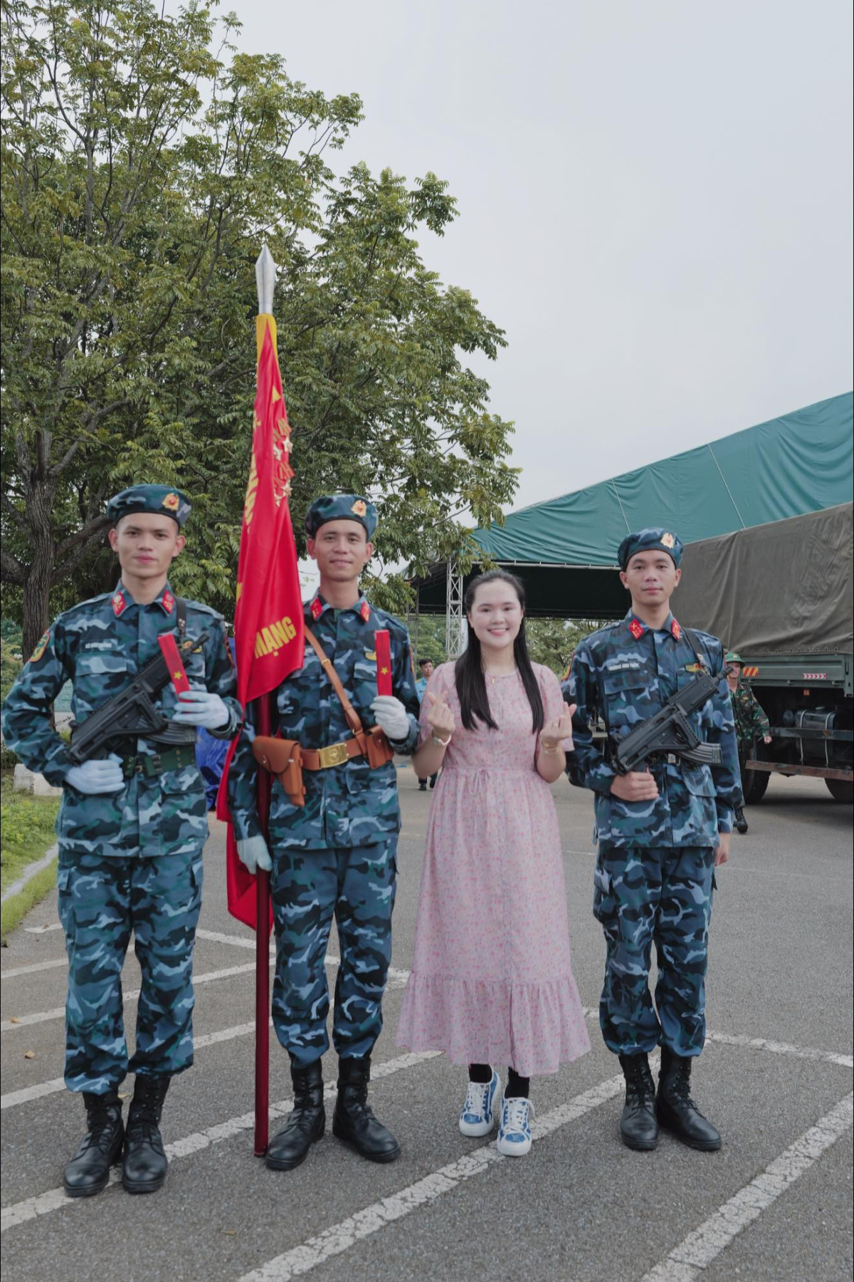 Dù diện đồ khá đắt tiền, bà mẹ hai con thường gây tranh luận về phong cách. Cô bị nhiều khán giả nhận xét mix đồ lạc quẻ, không ăn nhập giữa trang phục và phụ kiện.