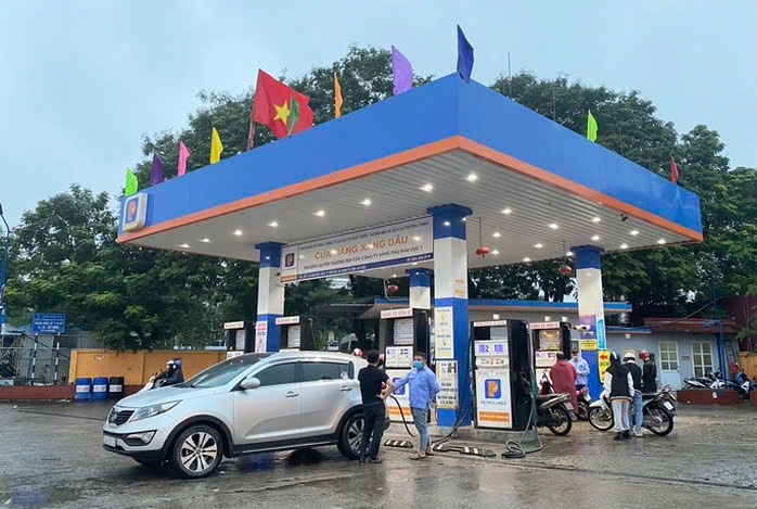 Người dân đổ xăng tại một cửa hàng xăng dầu.