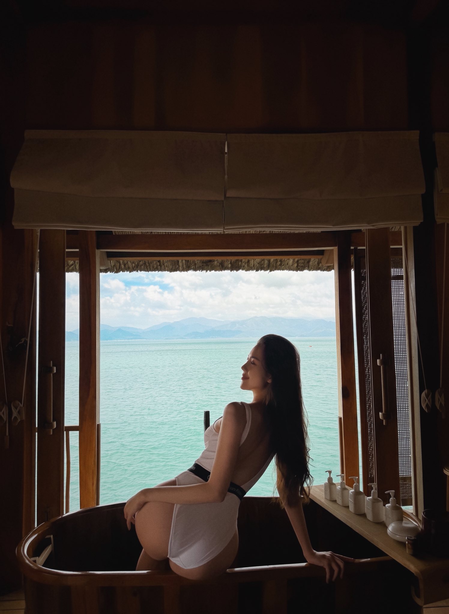 Ngay sau khi được đăng tải, loạt ảnh của Bùi Quỳnh Hoa nhanh chóng nhận về nhiều lời khen vóc dáng từ người hâm mộ; thậm chí không ít người hài hước nhận xét người đẹp tự tin vì không tăng cân sau kỳ nghỉ Tết Nguyên Đán kéo dài.