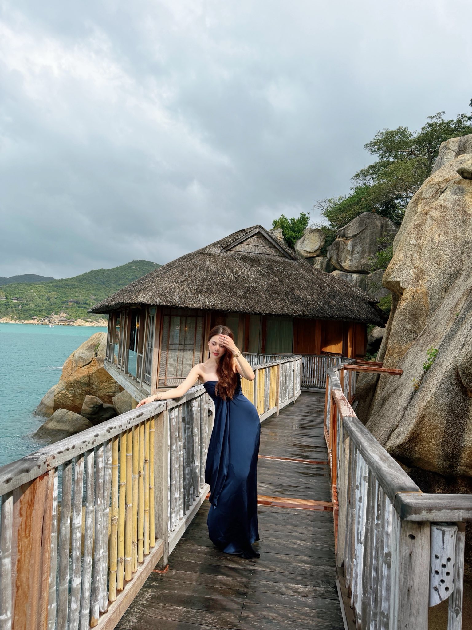 Trong showbiz, việc duy trì ngoại hình cuốn hút luôn là yếu tố quan trọng đối với nhiều nghệ sĩ nữ. Bùi Quỳnh Hoa cũng dành nhiều thời gian cho việc tập luyện thể thao, xây dựng chế độ ăn uống khoa học và chăm sóc bản thân để giữ được vóc dáng và nhan sắc ổn định.