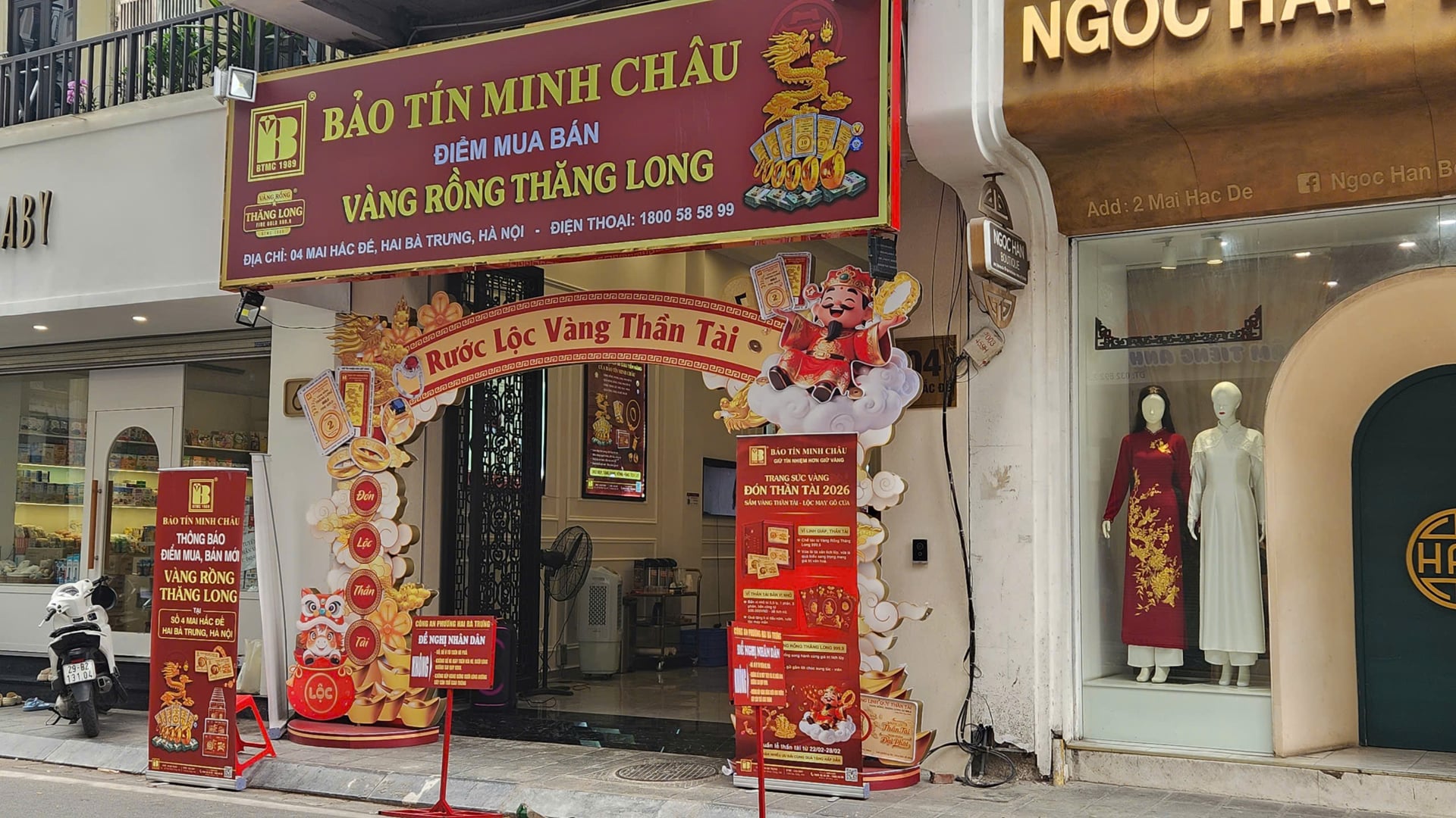 Cửa hàng Bảo Tín Minh Châu (số 4 Mai Hắc Đế, Hà Nội) vắng vẻ lạ thường. Ảnh: Thái Nguyễn