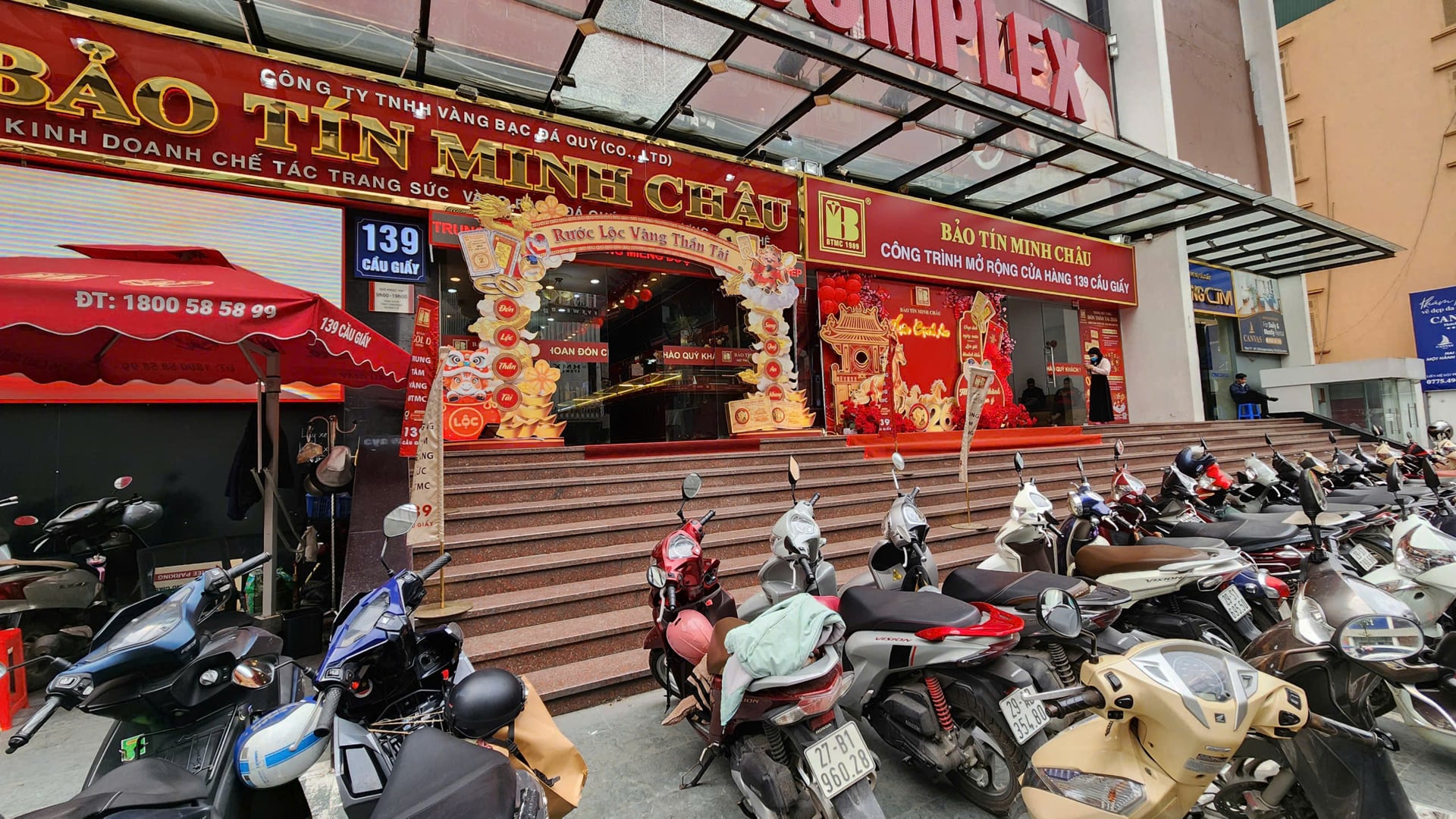 Cơ sở Bảo Tín Minh Châu 139 Cầu Giấy vẫn có lượng người mua ổn định nhưng không quá đông. Ảnh: Thái Nguyễn