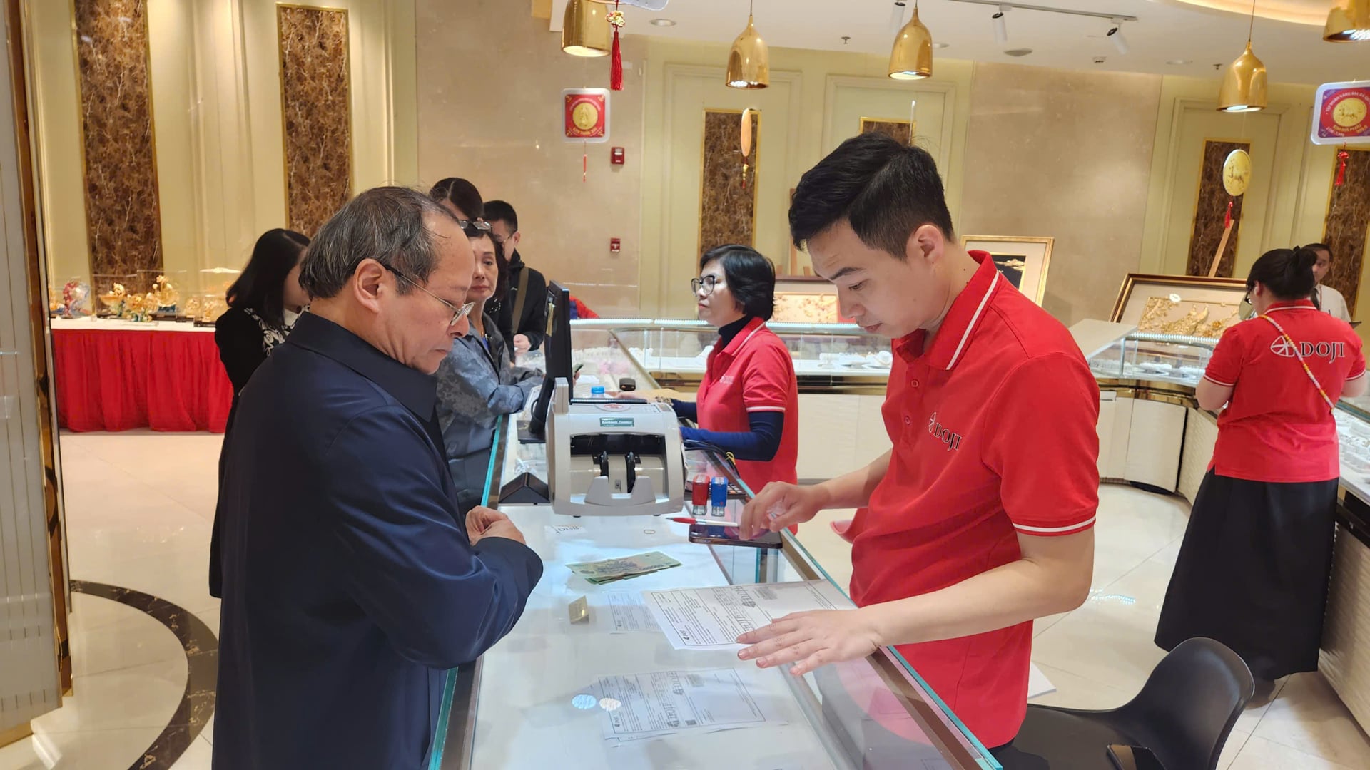Lượng khách mua vàng tại cửa hàng Doji cũng vắng vẻ. Ảnh: Thái Nguyễn