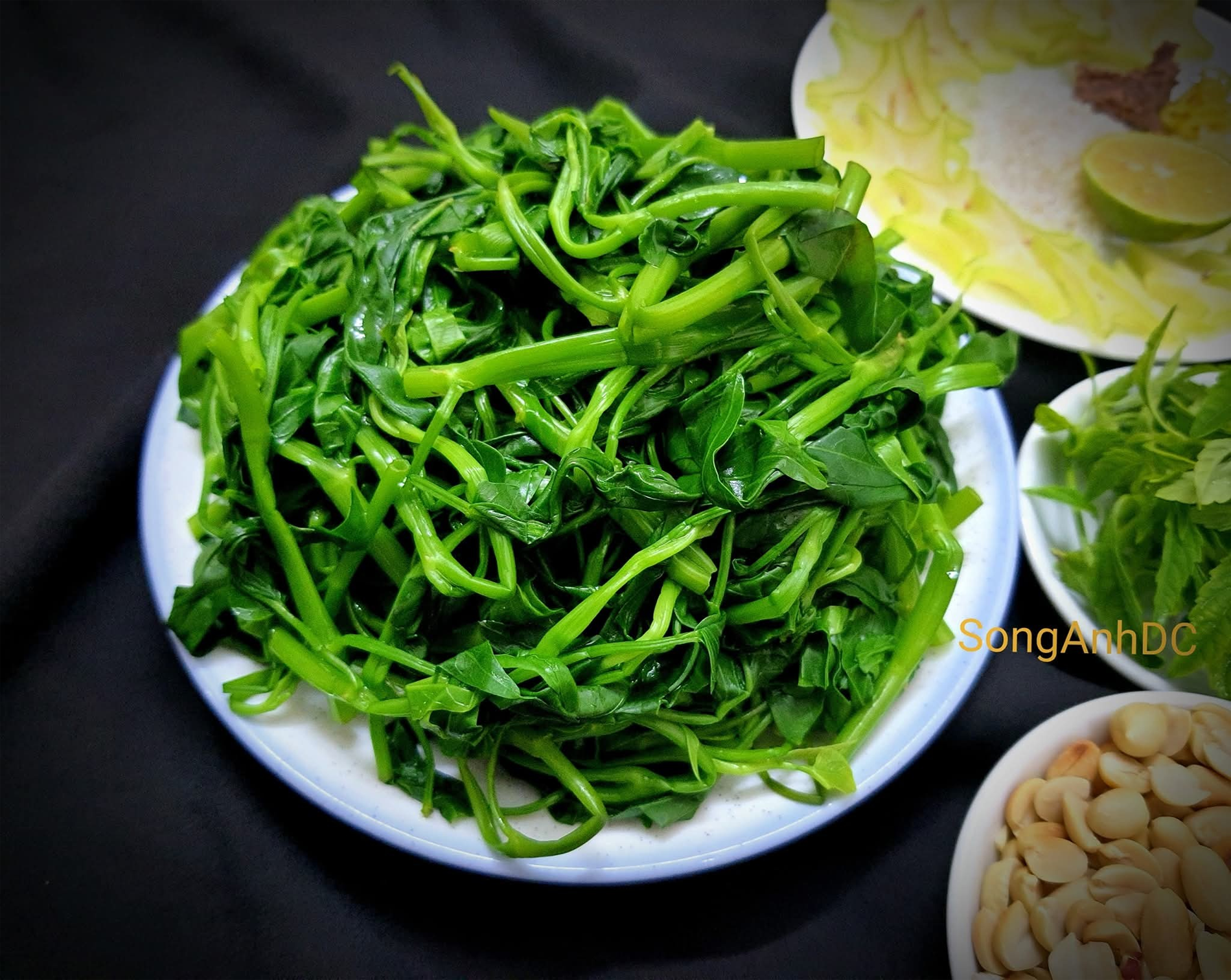 Luộc lửa to, thêm chút muối vào nước luộc... là những bí quyết giúp luộc rau muống xanh ngon. Ảnh: Song Anh DC