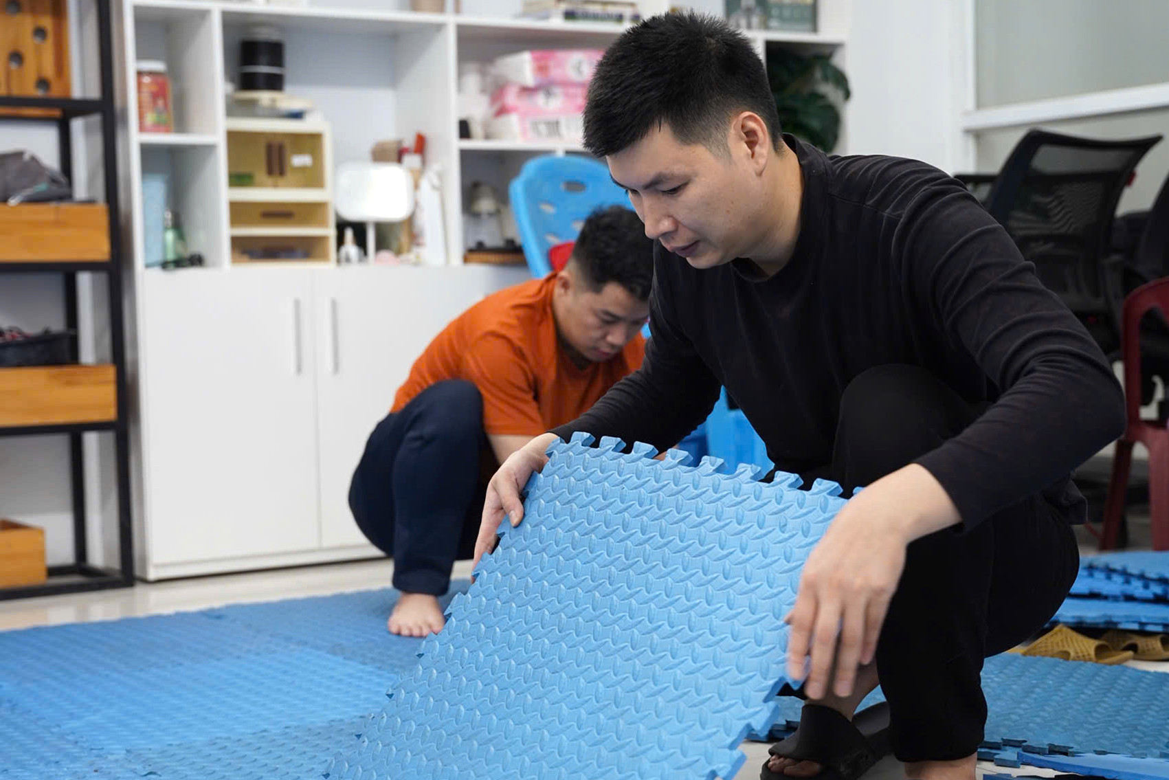 Từ những ngày trước, gia đình chị Thơ đã cùng nhau ghép xốp mềm để có chỗ cho người dân, du khách tới ở miễn phí. Ảnh NVCC