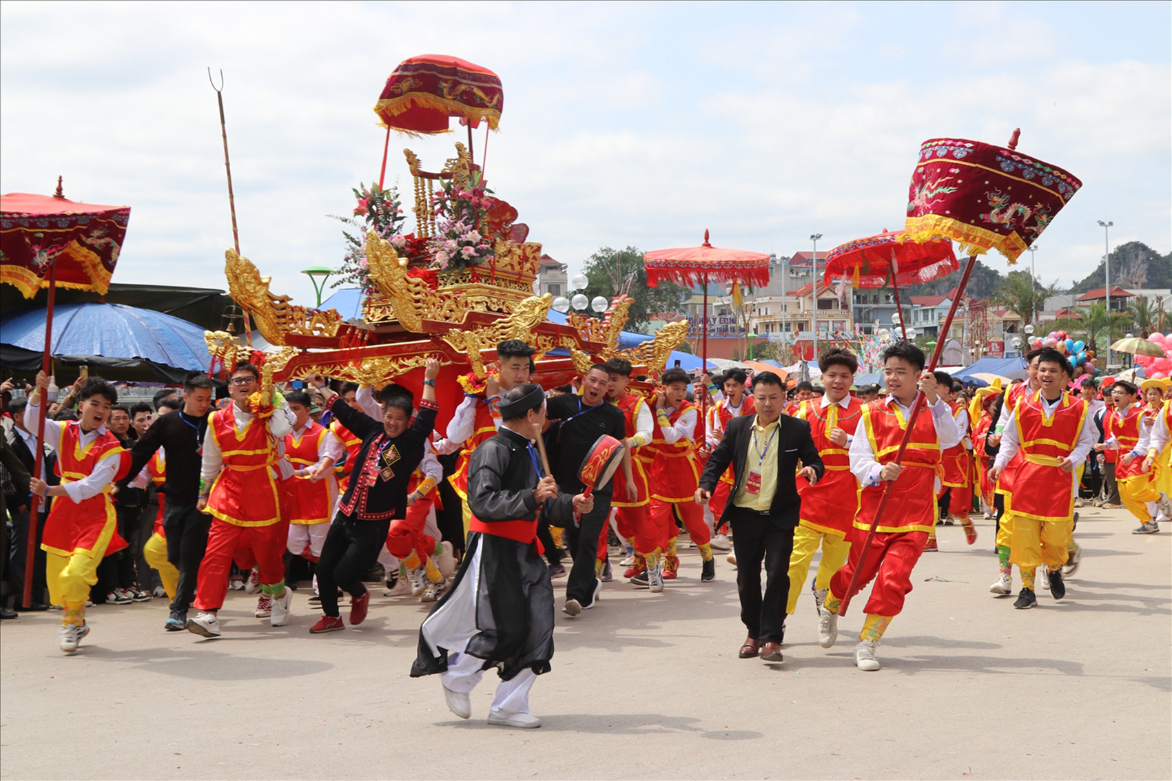 Lễ hội Kỳ Cùng - Tả Phủ được coi là lễ hội lớn nhất Lạng Sơn khi có lượng khách đổ về rất đông. Ảnh: Đ.X