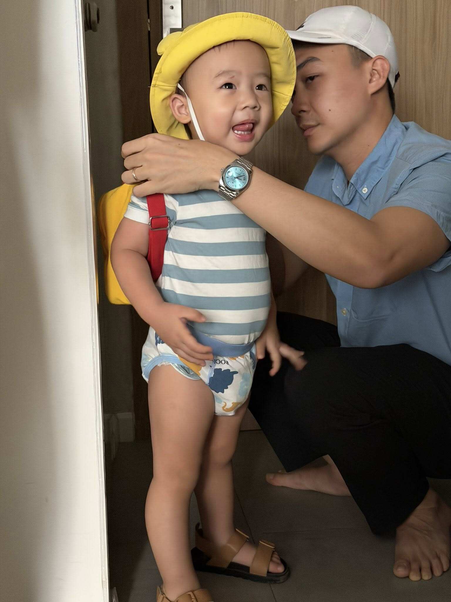Cậu bé TiNo sở hữu nụ cười rạng rỡ, tính cách vui vẻ.