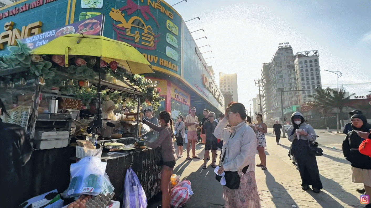 Tiệm bánh mì ở Đà Nẵng trở thành địa điểm ăn uống hấp dẫn, thu hút đông đảo du khách nước ngoài tới trải nghiệm