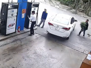 Clip Eva - Đỗ ô tô vào đổ xăng, người đàn ông tranh thủ "thuận tay" bê ngay chậu cây cảnh
