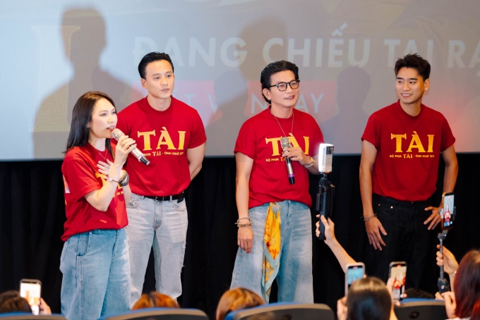 Mỹ Tâm, Mai Tài Phến và các thành viên đoàn phim Tài khi giao lưu với khán giả Hà Nội hôm 12/3.