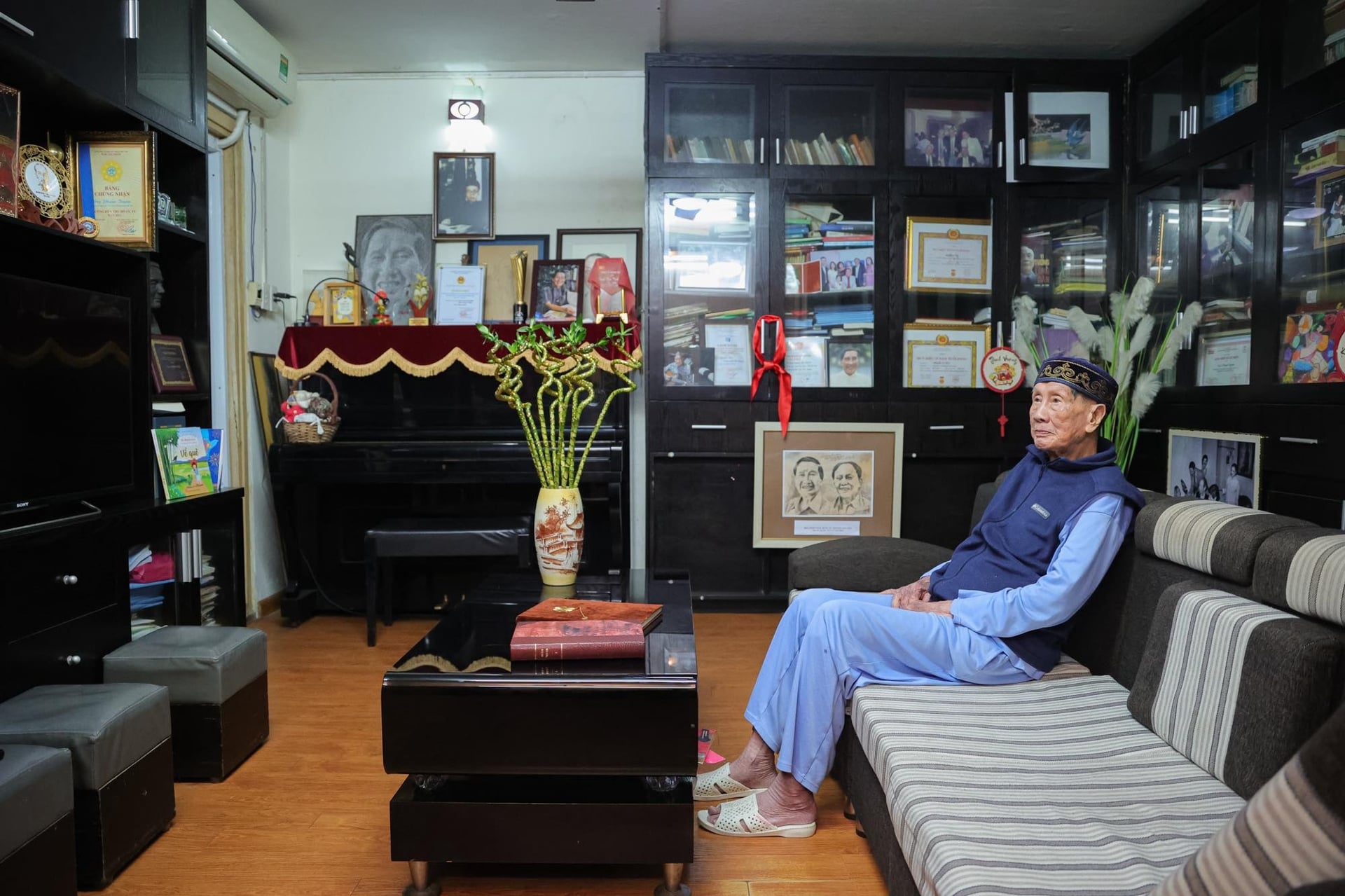 Nhạc sĩ Phạm Tuyên trong căn hộ tập thể đã gắn bó 33 năm. Ảnh: NVCC