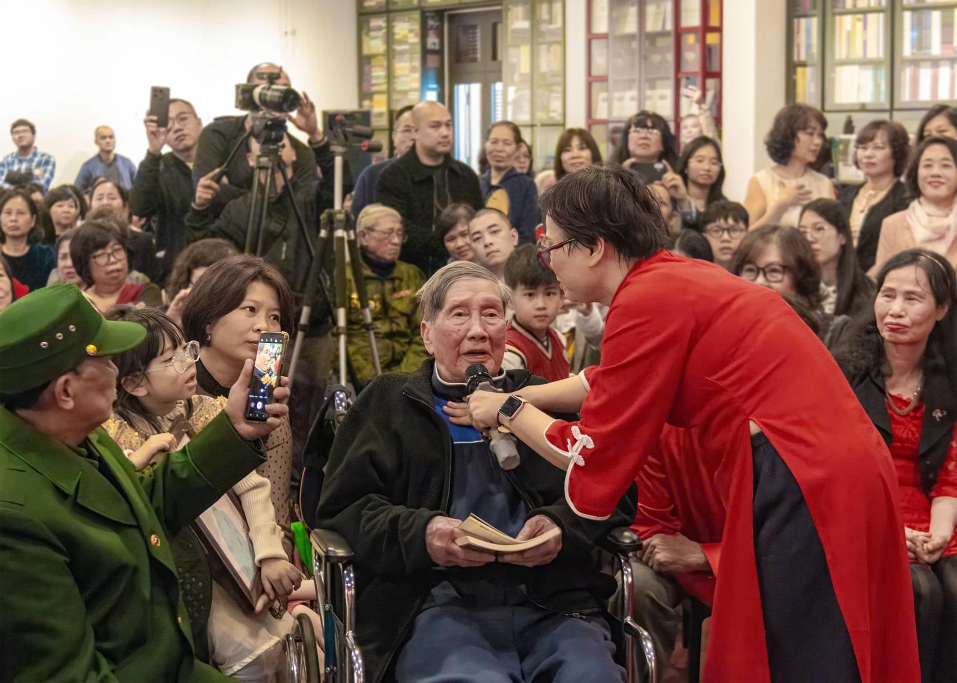 Nhà báo Phạm Hồng Tuyến cầm mic cho bố chia sẻ trong ngày sinh nhật tuổi 96. Ảnh: NVCC