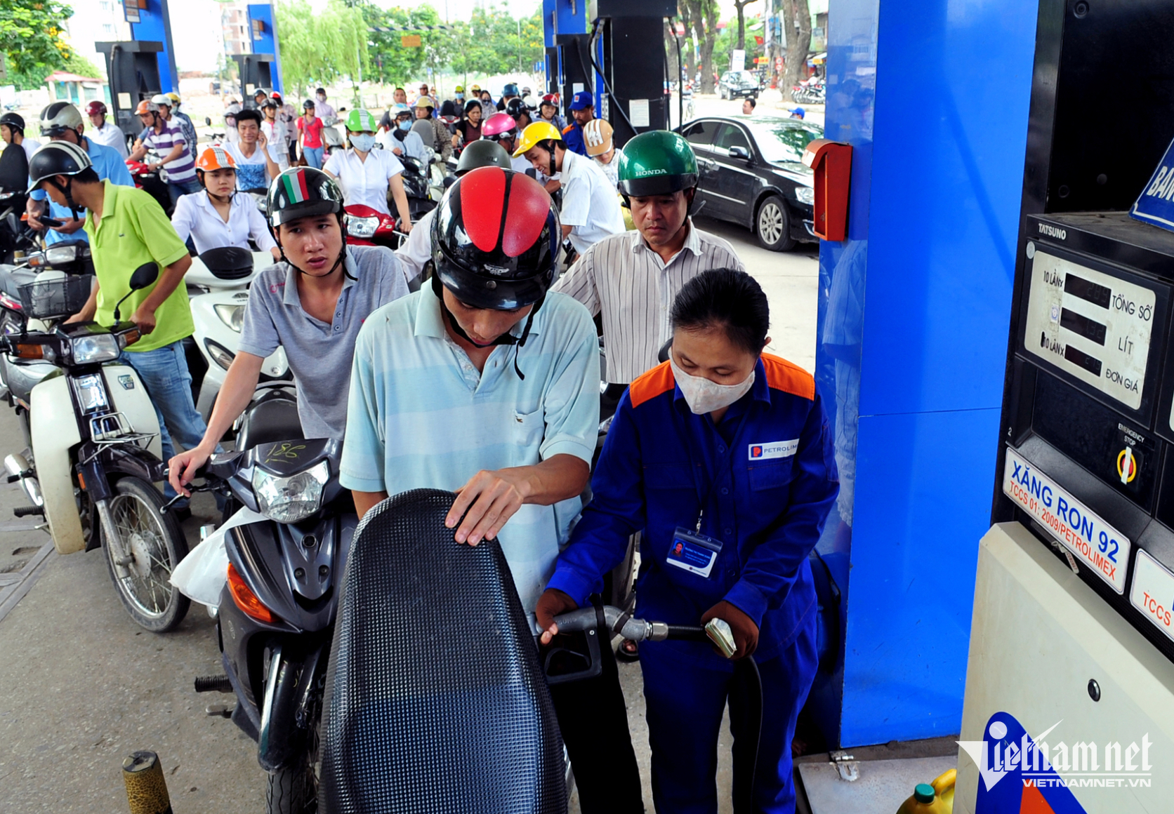 Chỉ trong một thời gian ngắn, nhiều giải pháp đã được kích hoạt nhằm ổn định nguồn cung và hạ nhiệt giá mặt hàng xăng dầu. Ảnh: Nam Khánh
